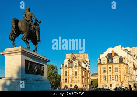 Francia, Parigi, zona elencata come patrimonio mondiale dall' UNESCO, Ile de la Cite, Place du Pont Neuf, statua equestre di Henri IV Foto Stock