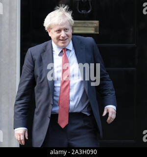 A Downing Street, Westminster London, Regno Unito. 08 ott 2019. Boris Johnson, il Primo ministro britannico, con David Sassoli, Presidente del Parlamento europeo durante la sua visita al n. 10 di Downing Street. Il sig. Sassoli ha già oggi ha visitato anche il Cancelliere tedesco Angela Merkel a Berlino. Credito: Imageplotter/Alamy Live News Foto Stock