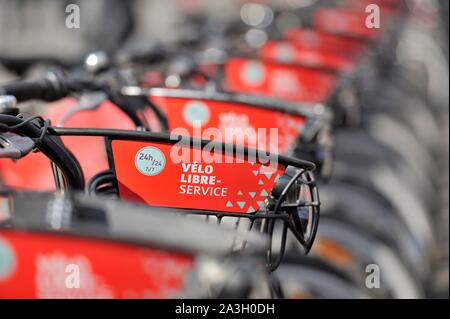 Francia, Nord, Lille, Lille Flandres stazione, V'Lille stazione per self-service noleggio bici, close-up sull'etichetta specificando il V'Lille condizioni di noleggio Foto Stock