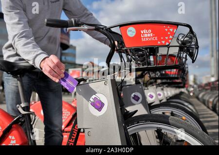 Francia, Nord, Lille, Lille Flandres stazione, V'stazione Lille per self-service noleggio bici, cliente utilizzando la sua carta per pagare presso il terminale di bici Foto Stock