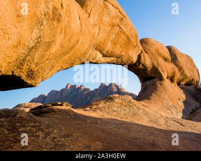 La Namibia, Erongo provincia, Spitzkoppe riserva naturale, ponte naturale di roccia arch Foto Stock