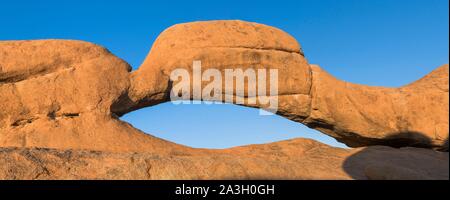 La Namibia, Erongo provincia, Spitzkoppe riserva naturale, ponte naturale di roccia arch Foto Stock