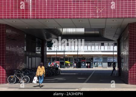 Francia, Yvelines, Montigny le Bretonneux, Place Charles de Gaulle, la stazione di Saint Quentin en Yvelines Foto Stock