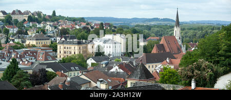 La vista panoramica di Melk città vecchia storica con il nuovo stile gotico chiesa cattolica (Austria). Foto Stock