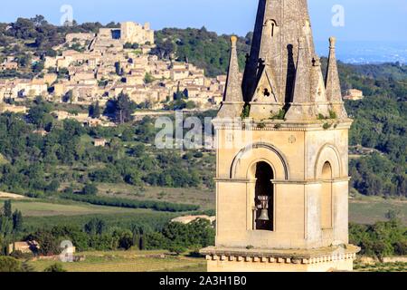 Francia, Vaucluse, riserva naturale regionale del Luberon, Bonnieux, campanile della chiesa nuova e il villaggio di Lacoste in background Foto Stock