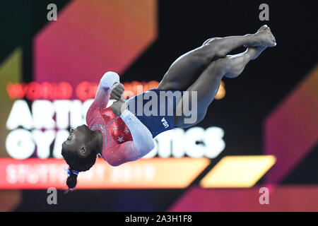 Stuttgart, Germania. 8 Ott, 2019. SIMONE BILES compete sul pavimento esercizio durante il Team concorso finale svoltasi nel alla Hanns-Martin-Schleyer-Halle a Stuttgart, Germania. Credito: Amy Sanderson/ZUMA filo/Alamy Live News Foto Stock