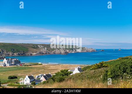 Francia, Finisterre, Cleden-Cap-Sizun, Baie des Tr?pass?s, Pointe du Raz in background Foto Stock