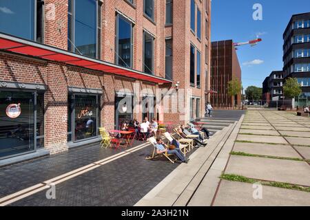 Francia, Nord, Lille, distretto di Bois Blancs, EuraTechnologies business park polo di eccellenza dedicato alle TIC della metropoli di Lille svolge nel Blan Lafont che è una vecchia filanda costruito nel 1900, alcune persone giacente in lettini Foto Stock