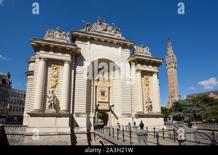 Francia, Nord, Lille, Porte de Paris con sullo sfondo il campanile del municipio sono classificati come patrimonio mondiale dall' UNESCO Foto Stock