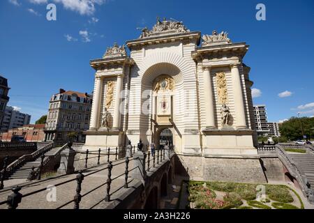 Francia, Nord, Lille, Porte de Paris, uomo a camminare sul ponte Foto Stock