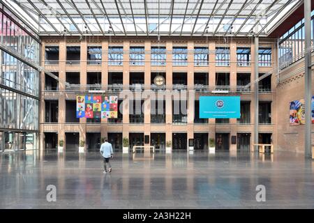 Francia, Nord, Lille, distretto di Bois Blancs, EuraTechnologies business park polo di eccellenza dedicato alle TIC della metropoli di Lille svolge nel Blan Lafont che è una vecchia filanda costruito nel 1900, l'uomo nella hall di ingresso Foto Stock