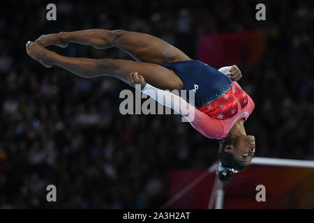 Stuttgart, Germania. 8 Ott, 2019. SIMONE BILES compete sul pavimento esercizio durante il Team concorso finale svoltasi nel alla Hanns-Martin-Schleyer-Halle a Stuttgart, Germania. Credito: Amy Sanderson/ZUMA filo/Alamy Live News Foto Stock