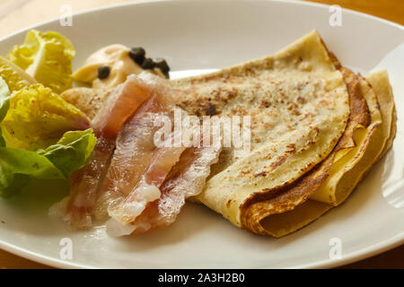 Gravlax con pancake servita foglie di insalata Foto Stock