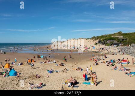 Francia, Pas de Calais, Wissant, turisti sulla spiaggia con il Cape Blanc Nez in background Foto Stock