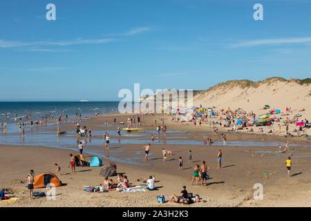 Francia, Pas de Calais, Wissant, turisti sulla spiaggia con il Cape Blanc Nez in background Foto Stock