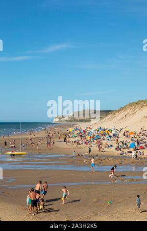 Francia, Pas de Calais, Wissant, turisti sulla spiaggia con il Cape Blanc Nez in background Foto Stock