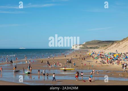 Francia, Pas de Calais, Wissant, turisti sulla spiaggia con il Cape Blanc Nez in background Foto Stock