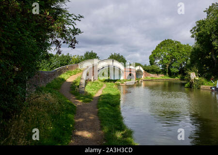 La doppia ghisa ponti a Braunston giunzione sul Grand Union Canal Foto Stock