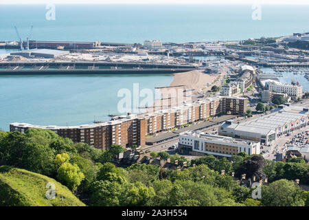 Porto di Dover, Dover Harbour Beach e dal centro della citta'. Ispezione ravvicinata mostra il Gateway Appartamento Edificio, il Travelodge attraverso la strada e marina Foto Stock