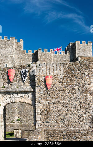 Porta del Re di Barbican, il castello di Dover, Kent, Inghilterra. Araldica le protezioni sono inviato oltre l'ingresso ad arco di leoni rampanti. Schermi colorati. Blue sky. Foto Stock