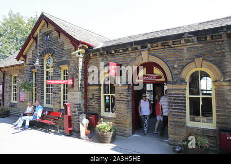 La Keighley & Worth Valley heritage steam railway station in Haworth, West Yorkshire, Regno Unito Foto Stock