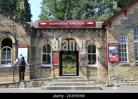 La Keighley & Worth Valley heritage steam railway station in Haworth, West Yorkshire, Regno Unito Foto Stock