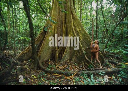 Ecuador, Orellana, Rio Cononaco, gruppo di cacciatori ai piedi di un casaro, Huaorani sono una delle ultime due tribù di cacciatori-raccoglitori che vivono nel cuore della foresta pluviale dell Ecuador Foto Stock