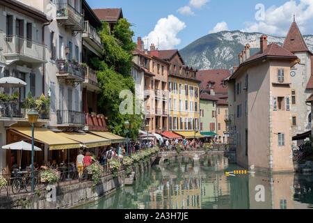 Francia, Haute Savoie, Annecy, città vecchia sul fiume Thiou banche, ex prigioni del Palais de l'Isle e Isola Quays Foto Stock