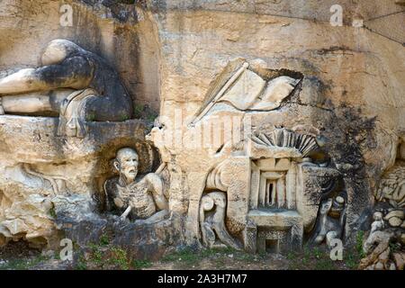 Francia, Charente Maritime, Port d'Envaux, Les Lapidiales, Land Art, sculture all'aperto nella carriera Chabossieres Foto Stock