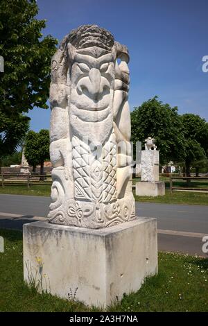 Francia, Charente Maritime, Port d'Envaux, Les Lapidiales sculture Foto Stock