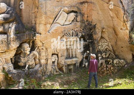 Francia, Charente Maritime, Port d'Envaux, Les Lapidiales, Land Art, sculture all'aperto nella carriera Chabossieres Foto Stock