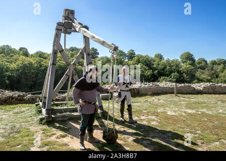 Reenactors dimostrando bricole / mangonel / trazione trebuchet, medievale manpowered imbracatura per il lancio di proiettili Foto Stock