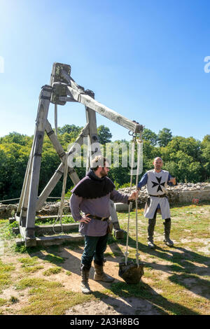 Reenactors dimostrando bricole / mangonel / trazione trebuchet, medievale manpowered imbracatura per il lancio di proiettili Foto Stock