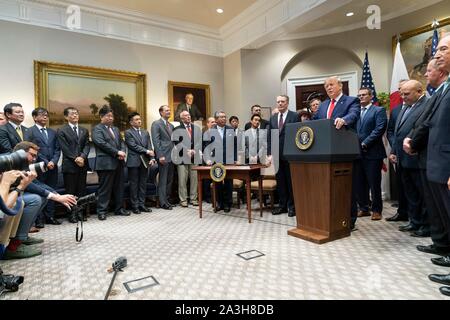 Washington, Stati Uniti d'America. 07 ott 2019. Washington, Stati Uniti d'America. 07 ottobre, 2019. Stati Uniti Presidente Donald Trump offre commento alla cerimonia di firma per gli Stati Uniti e il Giappone accordo di commercio e di Stati Uniti e Giappone di commercio digitale accordo nella sala Roosevelt della Casa Bianca il 7 ottobre 2019 a Washington, DC. Credito: Tia Dufour/White House foto/Alamy Live News Foto Stock