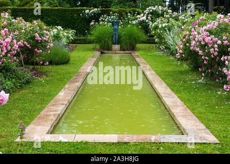 Francia, Loiret, Montbarrois, Parc du Manoir de la Javeliere (Javeliere Manor House Park), giardino e stagno Foto Stock