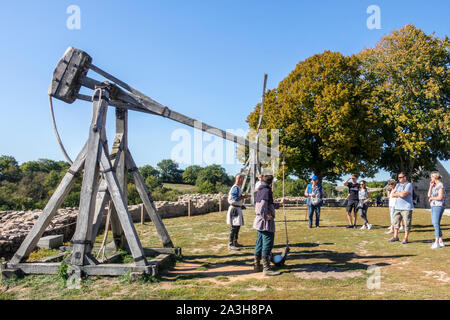 Reenactors dimostrando bricole / mangonel / trazione trebuchet, medievale manpowered imbracatura per il lancio di proiettili Foto Stock