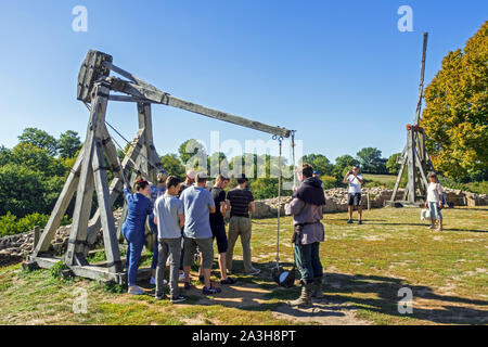 Visitatori bricole operativo / mangonel / trazione trebuchet, medievale manpowered imbracatura per il lancio di proiettili Foto Stock