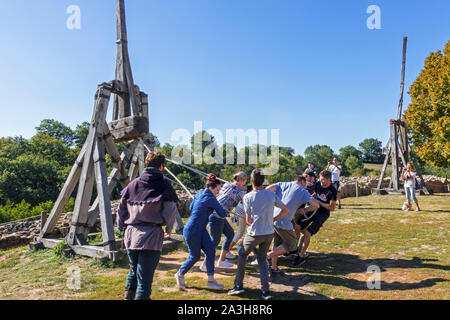 Visitatori bricole operativo / mangonel / trazione trebuchet, medievale manpowered imbracatura per il lancio di proiettili Foto Stock