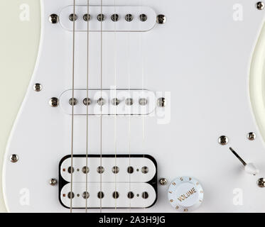 Parziale di chitarra elettrica corpo e pick up vista ravvicinata Foto Stock