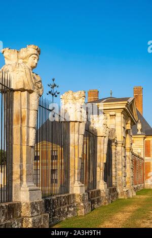 Francia, Seine et Marne, Maincy, il castello di Vaux le Vicomte, i cancelli del giardino di onore Foto Stock