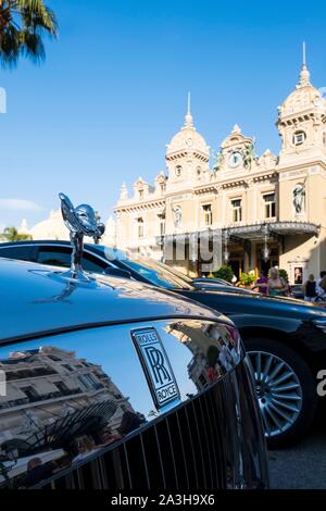 Principato di Monaco, Monaco, Societe des Bains de Mer de Monaco, casinò, il dettaglio di un auto di lusso parcheggiata di fronte al casinò Foto Stock