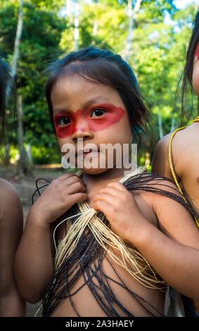 Ecuador, Tena, immersione esperienza di vita con la Waoranis del Rio Nushino, ragazza giovane Foto Stock