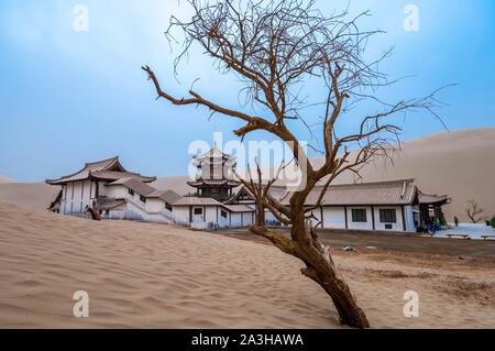 Cina, provincia di Gansu, Dunhuang, Mingsha dune di sabbia, Yueyaquan tempio, o della luna crescent Foto Stock