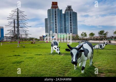 Cina, provincia di Gansu, Jiayuguan, città moderna Foto Stock