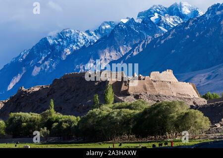 Cina, Xinjiang, altipiani del Pamir, pascoli e semi tadjik nomadi europee di Taxkorgan, adobe fortezza di Shitou, circa 2000 anni Foto Stock