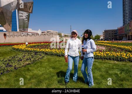 Cina, provincia di Gansu, Jiayuguan, città moderna, le donne musulmane di Hui etnica Foto Stock