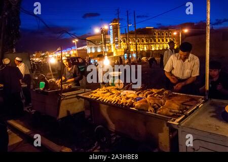 Cina, Xinjiang regione autonoma, Kashgar, luogo centrale del mercato di notte Foto Stock