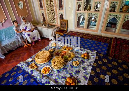 Cina, Xinjiang regione autonoma, Kashgar, pasto in un Uighur della famiglia Foto Stock