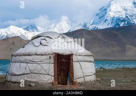 Cina, Xinjiang regione autonoma, altipiani del Pamir, pascoli e semi kirghize nomadi europee del Lago Karakul, villaggio di feltro yurta, per scopi di turismo Foto Stock