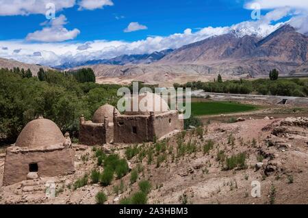 Cina, Xinjiang, altipiani del Pamir, pascoli e semi tadjik nomadi europee di Taxkorgan, tadjik tumbs, adobe Foto Stock